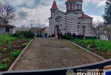 На Буковине священник УПЦ МП заблокировал вход в храм и не разрешил отпеть военного