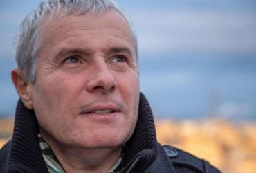 Пес прийшов на могилу захисника України: журналіст показав щемливе відео