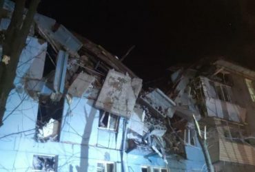 Оккупанты нанесли удар по дому в Запорожье: разрушены три этажа