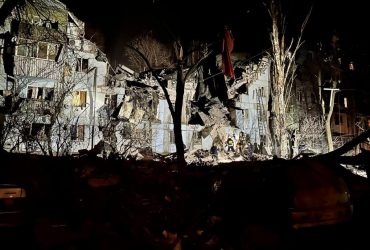 Удар РФ по багатоповерхівці в Запоріжжі: загинули дві людини, 11 врятували