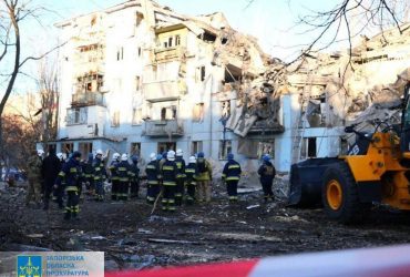 Ракетний удар РФ по багатоквартирному будинку у Запоріжжі: влада уточнила число жертв