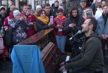 Лідер Massive Attack випустив ремікс на пісню Обійми і представив кліп з кадрами війни