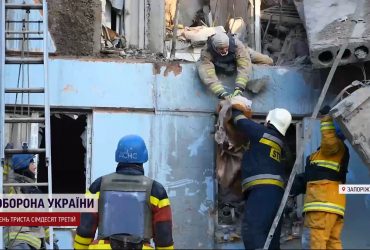 Кількість загиблих зростає: прямий ефір із місця ракетного удару по Запоріжжю