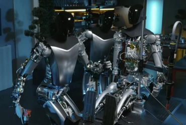 Маск показав процес розмноження своїх людиноподібних роботів Optimus (відео)