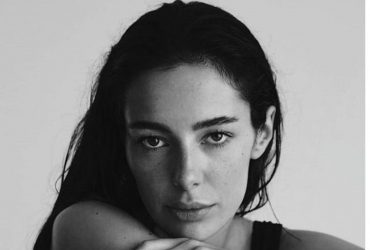 Орден для ескортниці: скандальна блогерка потрапила до бази Миротворця