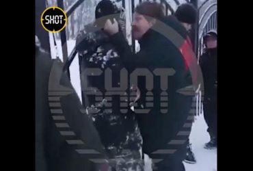 В РФ жінка зламала хребта школяру, який штовхнув її сина (відео)