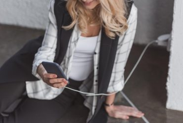 Чому не можна користуватися смартфоном під час зарядки: майже всі грішать цим