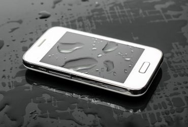 Як не потрібно рятувати телефон, що впав у воду: 3 основних помилки