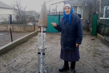 Смотрите на свою глупую ракету: храбрая бабушка из Херсона наехала на оккупантов (видео)