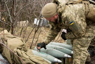 Вовки Да Вінчі атакують росіян під Бахмутом снарядами з підписом Герою слава (фото)