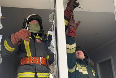 Оккупанты нанесли удар по Шостке: попадания в предприятие и жилые дома (фото)