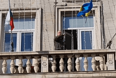 В Болгарии политик выбросил из мэрии флаг Украины и назвал украинцев фашистами (видео)