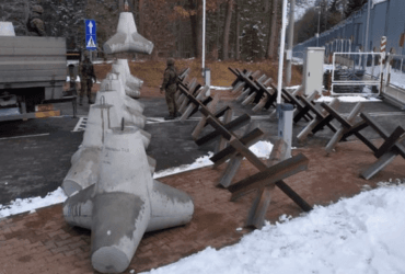 Польша укрепляет границу с Беларусью противотанковыми ежами (фото)