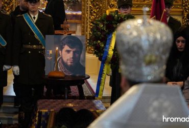 Навсегда в строю: в Киеве прощаются с легендарным Да Винчи (фото, видео)