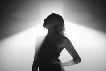 Майли Сайрус намекнула на новый роман в горячем клипе на песню River