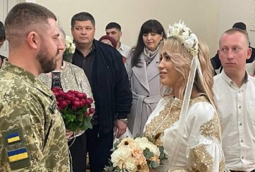 Любовь не знает препятствий: чтобы попасть на свадьбу военный приехал на танке с передовой