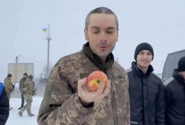 Військовий з яблуком: герой вірусного фото розповів про жахи російського полону