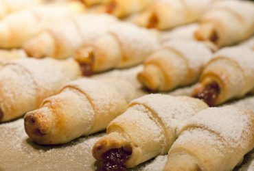 За вуха не відтягнеш: 3 найкращих рецепта рогаликів з повидлом