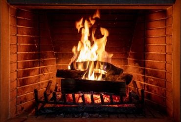 Дрова в камине следует поджигать не снизу: разницу будет видно сразу