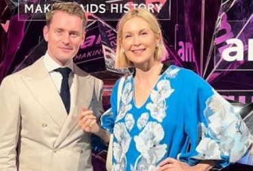 Известная американская актриса вышла на красную дорожку в украинском вышитом платье (фото)