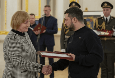 Зеленський вручив орден Золота зірка матері розстріляного окупантами героя (фото)
