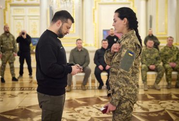Наречена Да Вінчі віддала Зеленському бойовий шеврон полеглого Героя (фото)