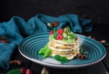 Вместо медовика: медовые пирожные без выпечки за 15 минут