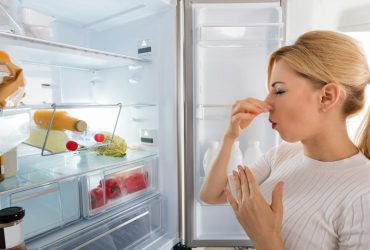 Всього один стакан цього порошку: дивовижний метод проти запаху з холодильника