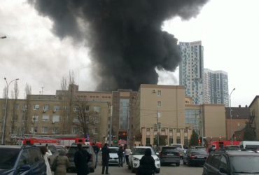 У будівлі ФСБ в Ростові здетонував склад з БК: дим на все місто (фото, відео)