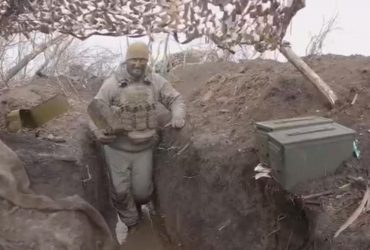 Безлюдные села, грязь по колено и пес-побратим: ВСУ показали фронт в окрестностях Бахмута (видео)