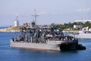 Ось так Імперія бере за шию США: у РФ показали, як дістають збитий БПЛА (фото)