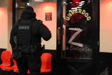 У Москві силовики вломилися в бари і змушували людей співати, погрожуючи електрошокером