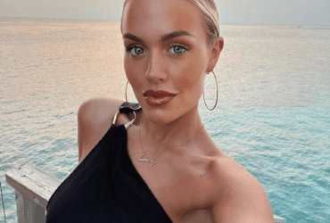 Британська модель вийшла на червону доріжку в прозорій сукні без білизни (фото)