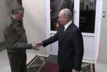 Путін після візиту в Маріуполь відвідав командний пункт своїх генералів (відео)