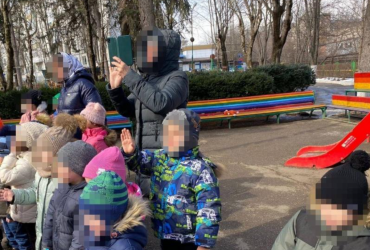Россиянин написал донос на детский сад из-за радужных скамеек