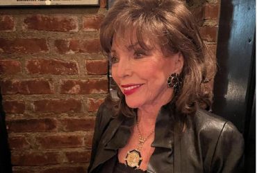 89-летняя звезда Playboy похвасталась ножками в чулках (фото)