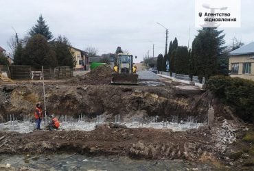 Дорожники відновлюють ремонт автошляху поблизу кордону з Польщею