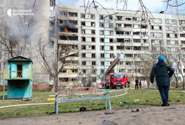 Зеленский показал момент удара РФ по жилому дому в Запорожье (видео)