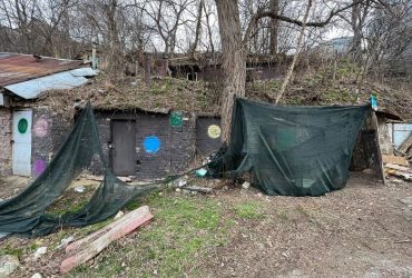 У Києві мати мешкала з немовлям у моторошній недобудові (фото)