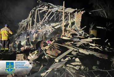 В Константиновке оккупанты разбомбили Пункт несокрушимости с людьми внутри (фото)