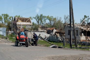 Бо можемо: як волонтери відновлюють знищені росіянами будинки в Чернігові