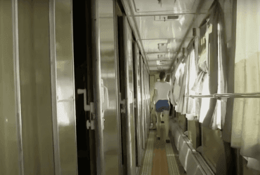 Скандал в поезде УЗ: проводника обвиняют в том, что он шлепнул девушку по ягодицам (видео)