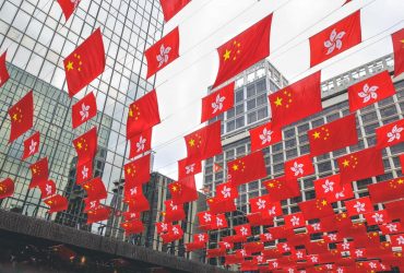 В Гонконге первый с 2020 года протест: демонстрантов мало и они пронумерованы