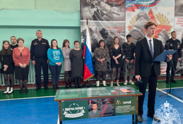 В России дети упали в обморок на открытии парт героев (видео)