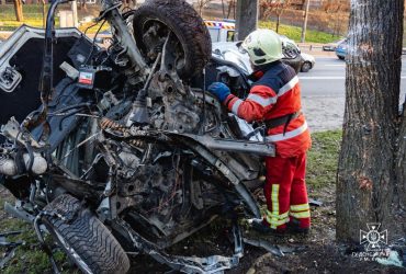 У Києві сталася моторошна ДТП: авто зім'яло, водія довелося звідти вирізати (фото)