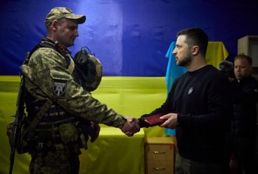 Зеленський відвідав воїнів на передку в Запорізькій області (відео)