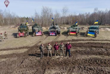 Резніков разом з десантниками обкатав нову бронетехніку від партнерів України