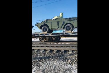 РФ тягне на війну БРДМ-2, які критикували самі росіяни: відео з ешелоном
