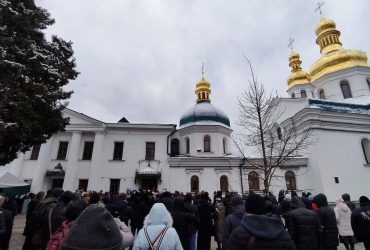 У Киево-Печерской Лавры собираются верующие: в толпе замечен боксер Усик (фото)