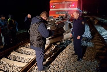 В Крыму поезд смял машину такси: среди жертв есть две девочки (фото, видео)